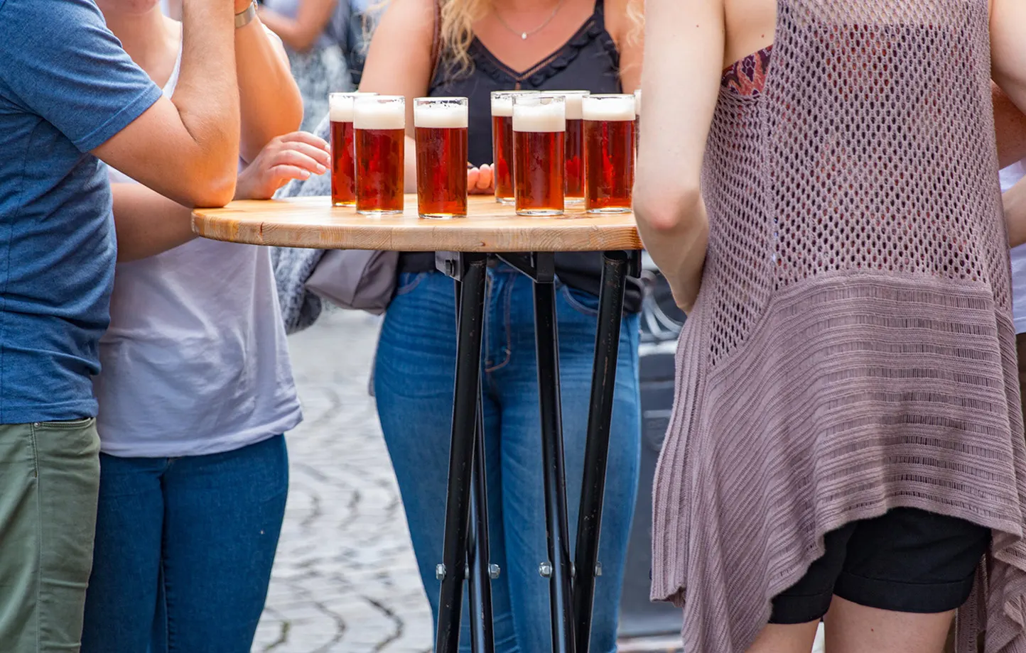 Gäste an einem Stehtisch